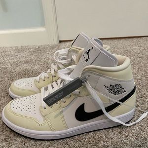 Air Jordan 1 Mid "Coconut Milk"